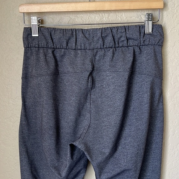 Lululemon grey on the fly crop pants - Picture 9 of 10